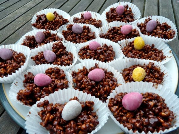 Easter Rice Krispie Cakes - Approved Food Blog